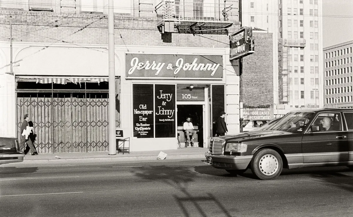Jerry & Johnny Old Newspaper Bar